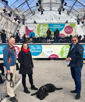 Christa Bauer und Willi Mernyi währen der Aufbauarbeiten vor der Bühne des Fest der Freude 2019 © MKÖ/Domkar