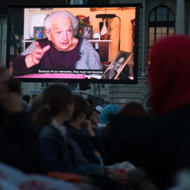 Aufnahme von Publikum mit Blick auf die Led-Wall auf der ein Video-Interview mit Gertrud Weinberger gezeigt wird, Fest der Freude 2018 © MKÖ/Sebastian Philipp