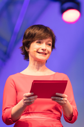 Katharina Stemberger während ihrer Moderation beim Fest der Freude 2018 © MKÖ/Sebastian Philipp