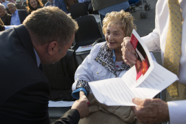 Willi Mernyi begrüßt eine Dame im Publikum beim Fest der Freude 2015 © MKÖ/Sebastian Philipp