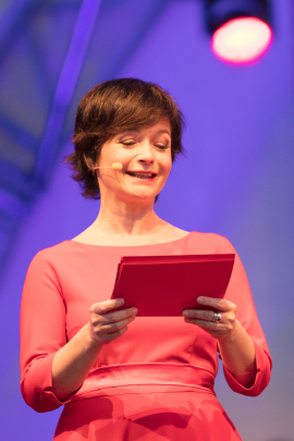 Katharina Stemberger während ihrer Moderation beim Fest der Freude 2018 © MKÖ/Sebastian Philipp