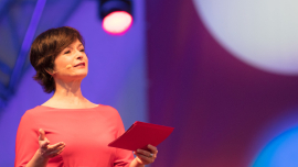 Katharina Stemberger während ihrer Moderation beim Fest der Freude 2018 © MKÖ/Sebastian Philipp