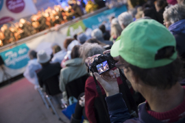 Ein Mann aus dem Publikum fotografiert die Bühne, Fest der Freude 2017 © MKÖ/Sebastian Philipp 