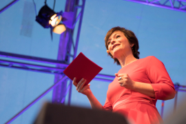 Katharina Stemberger während ihrer Moderation beim Fest der Freude 2018 © MKÖ/Sebastian Philipp