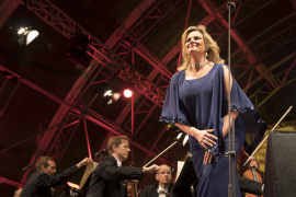 Sopranistin Camilla Nylund verbeugt sich vor dem Publikum. Fest der Freude 2017 © MKÖ/Sebastian Philipp 