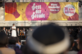 Katharina Stemberger bei der Moderation am Fest der Freude 2015 © MKÖ/Sebastian Philipp