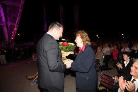 Willi Mernyi überreicht Käthe Sasso einen Blumenstrauß beim Fest der Freude 2013 © MKÖ