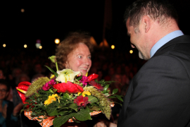 Willi Mernyi überreicht Käthe Sasso einen Blumenstrauß beim Fest der Freude 2013 © MKÖ