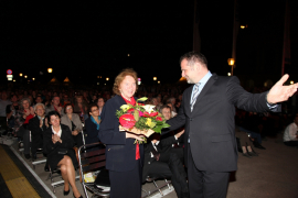 Willi Mernyi überreicht Käthe Sasso einen Blumenstrauß beim Fest der Freude 2013 © MKÖ