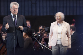 Dr. Heinz Fischer und Helga Emperger auf der Bühne beim Fest der Freude 2015 © MKÖ/Sebastian Philipp