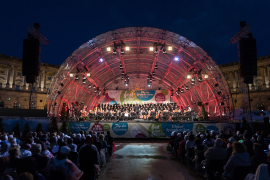 Fernaufnahme der bunt beleuchteten Bühne beim Fest der Freude 2018 © MKÖ/Sebastian Philipp