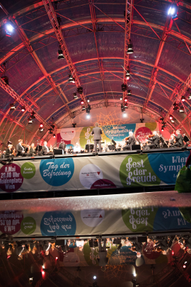 Fernaufnahme der bunt beleuchteten Bühne beim Fest der Freude 2018 © MKÖ/Sebastian Philipp
