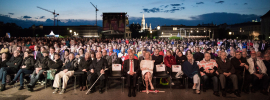 Panoramaaufnahme von Publikum und Bühne beim Fest der Freude 2018 © MKÖ/Sebastian Philipp