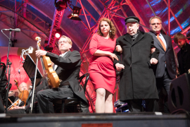 Christa Bauer und Willi Mernyi geleiten Rudolf Gelbard auf die Bühne beim Fest der Freude 2018 © MKÖ/Sebastian Philipp