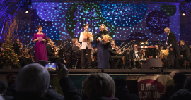 Violinisten Emmanuel Tjeknavoria und Sopranistin Camilla Nylund halten einen Blumenstrauß in Händen, Fest der Freude 2017 © MKÖ/Sebastian Philipp