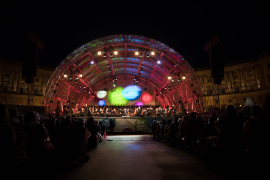 Fernaufnahme von der bunt beleuchteten Bühne und Publikum beim Fest der Freude 2018 © MKÖ/Sebastian Philipp