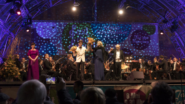 Die Musikerinnen und Musiker verbeugen sich auf der Bühne beim Fest der Freude 2017 © MKÖ/Sebastian Philipp  