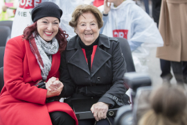 Eine Dame sitzt neben Zeitzeugin Lucia Heilman und drückt ihre Hand. Beide Damen lachen. Fest der Freude 2017 © MKÖ/Sebastian Philipp 