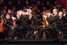 Rudolf Gelbard während seiner Rede. Hinter ihm sitzen die Wiener Symphoniker auf der Bühne beim Fest der Freude 2018 © MKÖ/Sebastian Philipp