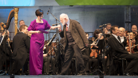 Katharina Stemberger erhält einen Handkuss, Fest der Freude 2017 © MKÖ/Sebastian Philipp 