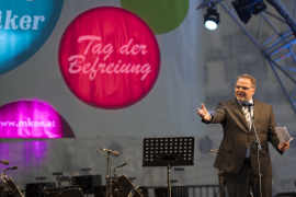 Willi Mernyi hält eine Rede auf der Bühne des Fest der Freude 2017 © MKÖ/Sebastian Philipp 