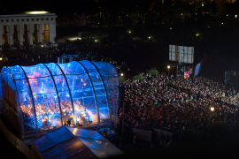 Beleuchtete Bühne und Publikum beim Fest der Freude 2015 © PID David Bohmann