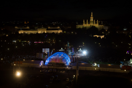 Beleuchtete Bühne und Publikum beim Fest der Freude 2015 © PID David Bohmann