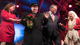 Christa Bauer, Rudolf Gelbard und Willi Mernyi auf der Bühne beim Fest der Freude 2018 © MKÖ/Sebastian Philipp