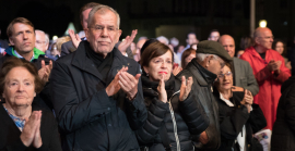 Publikum applaudiert. Im Vordergrund Bundespräsident Alexander Van der Bellen und seine Frau, Christa Bauer, Rudolf Gelbard, Willi Mernyi, Fest der Freude 2018 © MKÖ/Sebastian Philipp