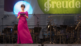 Katharina Stemberger in einem magentafarbenen Abendkleid bei der Moderation beim  Fest der Freude 2017 © MKÖ/Sebastian Philipp 