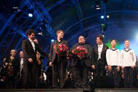 Wiener Symphoniker und Wiener Sängerknaben haben Blumensträuße überreicht bekommen, Christa Bauer, Rudolf Gelbard, Willi Mernyi, Fest der Freude 2018 © MKÖ/Sebastian Philipp