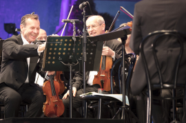 Violinisten der Wiener Symphoniker blätter in ihren Noten und lachen, Fest der Freude 2017 © MKÖ/Sebastian Philipp 