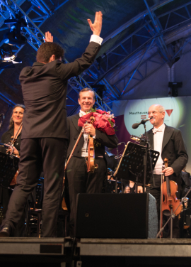 Lahav Shani und die Wiener Symphoniker während des Applauses beim Christa Bauer, Rudolf Gelbard, Willi Mernyi, Fest der Freude 2018 © MKÖ/Sebastian Philipp