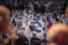 Publikum mit Regenponchos bekleidet beim Fest der Freude 2017 © MKÖ/Sebastian Philipp 