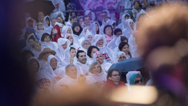 Publikum mit Regenponchos bekleidet beim Fest der Freude 2017 © MKÖ/Sebastian Philipp 