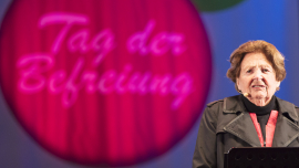 Nahaufnahme von Lucia Heilman, im Hintergrund ein Banner mit der Aufschrift "Tag der Befreiung", Fest der Freude 2017 © MKÖ/Sebastian Philipp 